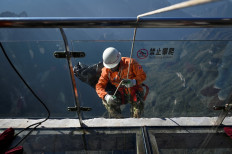 China's 'Spidermen': Litter-picking over the abyss