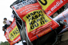 People rally outside the State Palace in Jakarta on Jan. 8, 2019, to demand that the government abolish articles in the Electronic Information and Transactions (ITE) Law they considered threats to free expression.