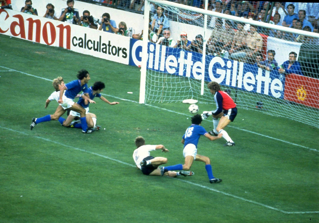 Paolo Rossi: Italy's 1982 World Cup hero dies from 'incurable