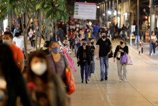 Mexico City cuts shopping hours in center to combat COVID-19
