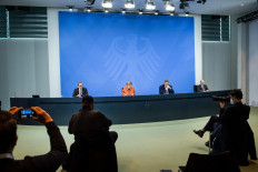 Merkel in crisis talks for tougher shutdown in Germany 