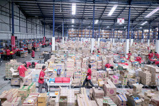 JD.ID employees check and sort goods at the company’s warehouse in Marunda, Bekasi regency, West Java.