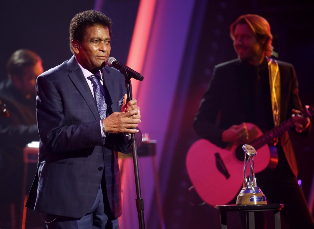 Penyanyi musik country Charley Pride meninggal pada usia 86 - Hiburan