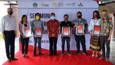 New dawn for tourism: A number of tourism sector players pose for a photograph with a certification of cleanliness, health, safety and environmental sustainability (CHSE) from the Bali Tourism Agency on Oct. 27. To support Bali&rsquo;s tourism revival, Bir Bintang has launched the Bintang Barcode platform, containing a list of tourist destinations that have been certified as such by the local tourism agency. 