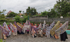 Housewives join workshop to start ecoprint production amid pandemic