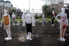 Mannequins stand outside of the House of Representatives compound in Central Jakarta on Dec. 8. The protestors who placed them there demanded that the House continue with the deliberation and passage of the sexual violence eradication bill. The National Commission on Violence Against Women (Komnas Perempuan) has reported that violence against women has increased by 75 percent during the COVID-19 pandemic. JP/Wendra Ajistyatama

