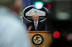 US Deputy Attorney General Jeffrey Rosen(center) holds a news conference to announce the results of the global resolution of criminal and civil investigations with an opioid manufacturer at the Justice Department in Washington,DC on Oct.21, 2020.
