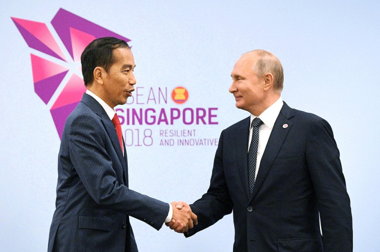Let&rsquo;s talk: President Joko &ldquo;Jokowi&rdquo; Widodo (left) and Russian President Vladimir Putin attend a meeting on the sidelines of the ASEAN-Russia Summit in Singapore in 2018. 