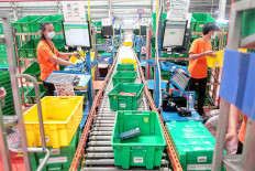 Employees sort out goods at a Lazada warehouse in Cimanggis, West Java, in December 2020. During Lazada’s three-day Garbolnas promotional event from Dec. 12 to 14, the e-commerce platform saw a 100 percent year-on-year increase in sales.