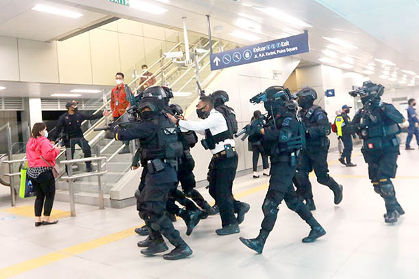 This is a drill: Personnel from the National Police’s antiterrorism squad Densus 88 take action against a simulated terrorist in an exercise in Lebak Bulus MRT station in South Jakarta on Wednesday. 