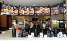 The newly opened Taco Bell outlet in Jakarta features an open kitchen that allows customers to see their meals being prepared using the proper hygiene and safety procedures.