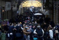 People do their Christmas shopping on Via dei Condotti luxury fashion street in central Rome on Dec.19, 2020 during the COVID-19 pandemic caused by the novel coronavirus. Italy, one of the countries worst hit by Covid-19, will be placed under new restrictions over the Christmas and New Year periods, Prime Minister Giuseppe Conte announced late December 18, 2020. Under the new measures, shops, bars and restaurants will be closed and travel between regions will be banned, and in theory only one daily outside trip per household will be permitted.

