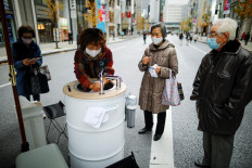 Ginza shoppers clean hands, phones with high-tech wash stations