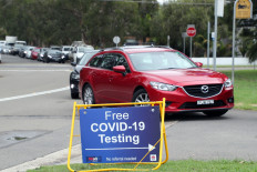 Residents of the northern beaches queue up for COVID-19 tests at a roadside testing centre in Sydney on Sunday
