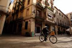 Geraldine Caillaud, member of the bicycle delivery company Les Mercedes, rides through the gothic area at Barcelona's city center, during the COVID-19 pandemic, Spain, on December 17, 2020. 