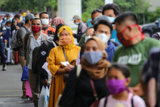 Travelers take a line to get COVID-19 rapid antigen tests at Terminal 2 in the Soekarno-Hatta International Airport in Tangerang, Banten, on Tuesday, Dec. 22, 2020. Airport operator PT Angkasa Pura II requires travelers to provide officers with negative antigen test results to avoid possible virus case surge following year-end holidays.