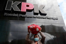 Indonesian Anti-Corruption Community (MAKI) coordinator Boyamin Saiman brings a social aid package worth Rp 188,000 (US$13.35) to the Corruption Eradication Commission (KPK) headquarters in Jakarta on Dec. 16. He handed over the package to the graft busters as evidence for the KPK’s investigation into a suspected bribery case pertaining to the COVID-19 social aid procurement. The antigraft body has named Social Affairs Minister Juliari Batubara a suspect in the case. JP/Dhoni Setiawan