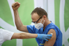 A health care worker reacts after receiving the Pfizer-BioNTech COVID-19 vaccine as the country begins vaccinations against coronavirus disease, at the Hospital Favoriten in Vienna, Austria December 27, 2020. 