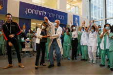 Medical teams celebrate before receiving coronavirus disease (COVID-19) vaccines as Israel kicks off a coronavirus vaccination drive, at Tel Aviv Sourasky Medical Center (Ichilov Hospital) in Tel Aviv, Israel Dec. 20, 2020. 