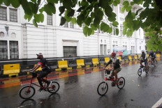 Cyclists pass through Kota Tua, West Jakarta, on Dec. 20. The city administration has limited the number of motorized vehicles that are permitted in the heritage tourist site during a low-emission zone trial from Dec. 18 to Dec. 23. JP/Wendra Ajistyatama