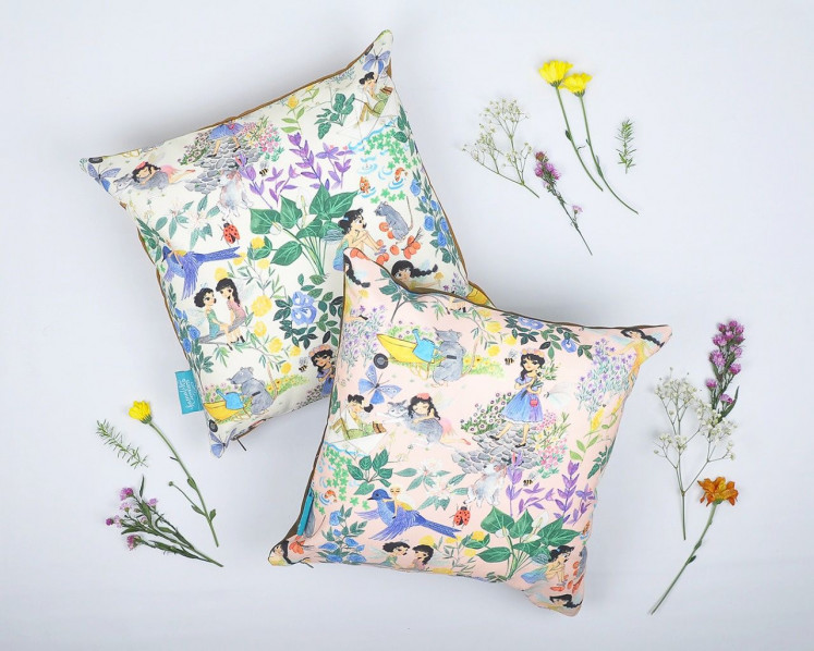 During Christmas season, Kamalika Artprints has a lot of home products, such as pillow cases and table runners.