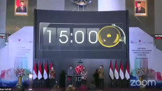 Coordinating Economic Affairs Minister Airlangga Hartarto (second left) pushes the trading bell while Financial Services Authority (OJK) chairman Wimboh Santoso (second right), OJK chief executive of capital market supervision Hoesen (left) and Indonesia Stock Exchange (IDX) president director Inarno Djajadi stand at a safe distance during the bourse's last trading day closing ceremony in Jakarta on Wednesday in this screen grab from the IDX YouTube channel.