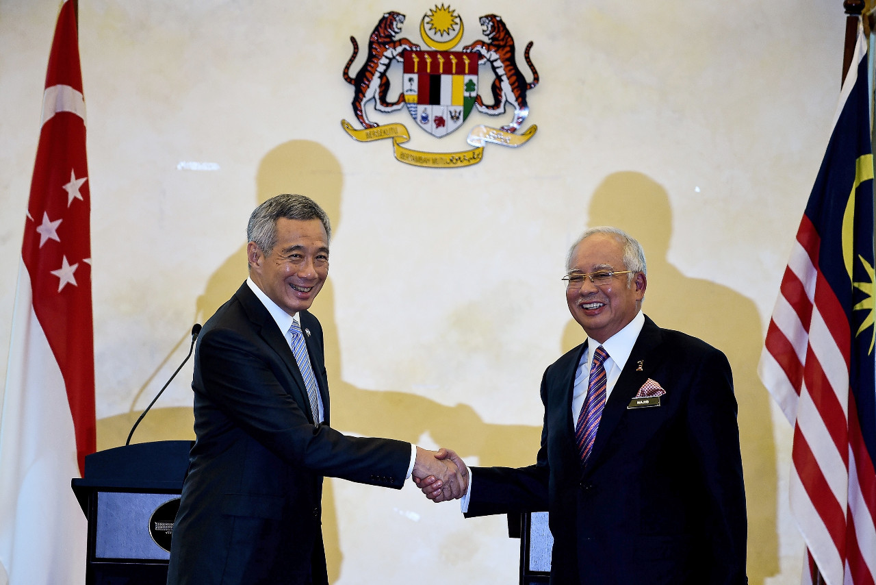 Singapore Prime Minister Lee Hsien Loong (left) shakes hands with Malaysian Prime Minister Najib Razak (right) during a joint press conference at the Prime Minister's Office in Putrajaya on December 13, 2016 following an official agreement signing ceremony for the construction of a high speed rail link between the city-state and Kuala Lumpur.
