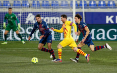 Barcelona's Lionel Messi in action with Huesca's Pablo Insua and Pedro Mosquera during a La Liga match held at the Estadio el Alcoraz in Huesca, Spain in Jan.3, 2021.