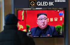 A man watches a television screen showing news footage of North Korean leader Kim Jong Un attending the 8th congress of the ruling Workers' Party held in Pyongyang, at a railway station in Seoul on Wednesday.
