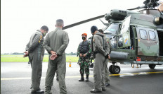 Personnel from the Indonesian Air Force join a prayer before taking off to begin a rescue operation to find the victims of Sriwijaya Air crash on Jan. 10, 2020.