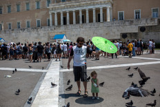 Greeks ignore virus lockdown as temperatures soar 
