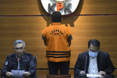 Corruption Eradication Commission (KPK) acting deputy for law enforcement Brig. Gen. Setyo Budiyanto (left) and acting spokesperson Ali Fikri (right) speak during a press briefing on Jan. 10 following the arrest of Ferdy Yuman, the driver of former Supreme Court secretary Nurhadi, for alleged obstruction of justice.