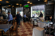 Mexico City restaurants defy COVID-19 shutdown 