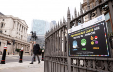 An NHS sign is displayed outside the Bank of England in the financial district, as the spread of the coronavirus disease (COVID-19) continues, in London, Britain, Jan.8, 2021. REUTERS/John Sibley