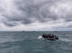 Navy divers head out to the crash site off the northern coast of Jakarta on January 12, 2021, during recovery operations for Sriwijaya Air flight SJ182 which crashed shortly after takeoff from Jakarta on January 9 with 62 people onboard. 
