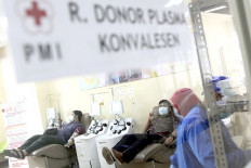 Former COVID-19 patients donate their blood plasma on March 16, 2021 at the Indonesian Red Cross Jakarta’s blood donation center on Jl. Kramat Raya in Central Jakarta, the day after the government launched the National Convalescent Plasma Drive as a potential treatment for COVID-19 patients.