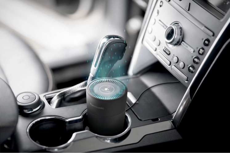 Panasonic’s nanoe™ X Generator is a compact, USB-powered device that resembles a tumbler and fits into a cup holder in the vehicle’s center console, the best spot for maintaining interior air hygiene. 