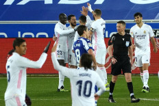 Real Madrid's Belgian forward Eden Hazard (C) celebrates his goal with teammates during the Spanish league football match between Deportivo Alaves and Real Madrid CF at the Mendizorroza stadium in Vitoria on January 23, 2021. 