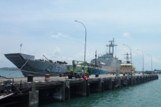 Indonesia's war ship 531 "KRI Gili Manuk" escorts Vier Harmany tanker at the Tanjung Pinang port in Tanjung Pinang on August 29, 2016. Indonesia’s navy said on