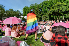 Singapore lifts gay sex ban, blocks marriage equality