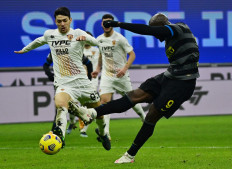  Lukaku double helps Inter keep pressure on leaders AC Milan 