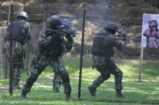 Police and military personnel attend a joint antiterror exercise held by the National Counterterrorism Agency (BNPT), the Indonesian Military (TNI) and the National Police at the East Java Police’s Mobile Brigade headquarters in Malang, East Java, on May 18, 2020.