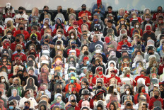 Mask-clad fans crowd inside Buccaneers' home stadium for Super Bowl