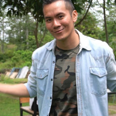 David Soerdjana's smile and shrug always ends his videos. The signature move is a big part in his TikTok account's success.