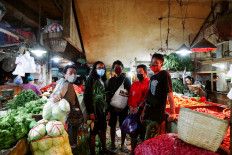 Volunteers from Pawon'e Arek-Arek, an independent collective that grows most of its own foodstuff to give people in need.