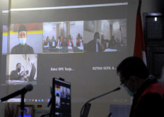 A judge speaks during a virtual hearing against former Central Lampung regent Mustafa at the Tanjungkarang Corruption Court in Bandar Lampung, Lampung on Jan. 18. During the hearing, prosecutors read an indictment letter against Mustafa for alleged bribery pertaining to goods and service procurement projects in the regency.