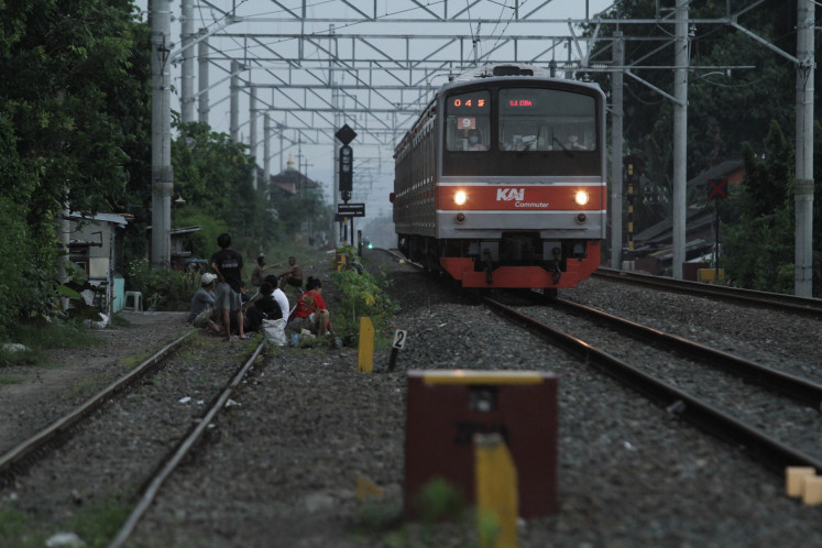Electric commuter line connecting Yogyakarta and Surakarta passes through Lempuyangan, Yogyakarta on Feb. 4. The electric commuter line replaces the Prambanan Ekspres (Prameks) train to serve commuter between the two cities.