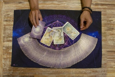 An increasing number of tarot card readers are popping up on Twitter and garnering a large fan base.