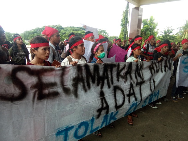 Members of Sabuai indigenous community and an alliance of Maluku indigenous students stage a rally at the Maluku gubernatorial office in Ambon on Jan. 26. They demand law enforcers to speed up the legal proceedings against CV Sumber Berkat Makmur commissioner in an alleged illegal logging case and annul an investigation into vandalism allegedly committed by two villagers against the logging firm.