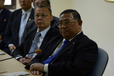 The Myanmarese Minister of Foreign Affairs U Wunna Maung Lwin (right) looks on during a visit to the Indian Foreign Services Institute in New Delhi on July 15, 2015.